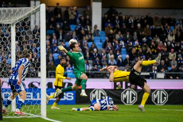 251020 IFK Göteborgs goalkeeper Elis Bishesari lets in 0-1 of Mjällbys Jacob Bergström during the football match in Allsvenskan between IFK Göteborg and Mjällby on October 20, 2025 in Göteborg  Copyright: MATHIASxBERGELD BB251020MB026
