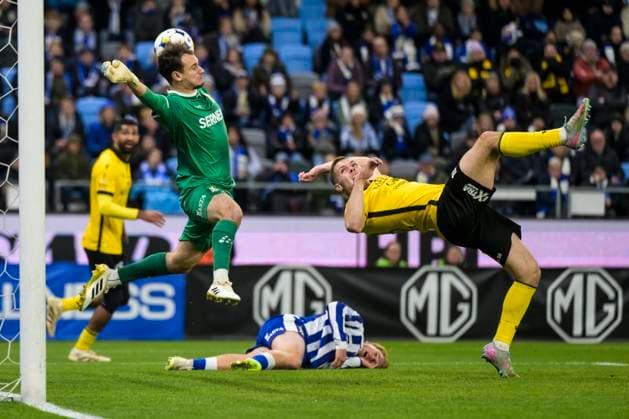 251020 IFK Göteborgs goalkeeper Elis Bishesari lets in 0-1 of Mjällbys Jacob Bergström during the football match in Allsvenskan between IFK Göteborg and Mjällby on October 20, 2025 in Göteborg  Copyright: MATHIASxBERGELD BB251020MB027