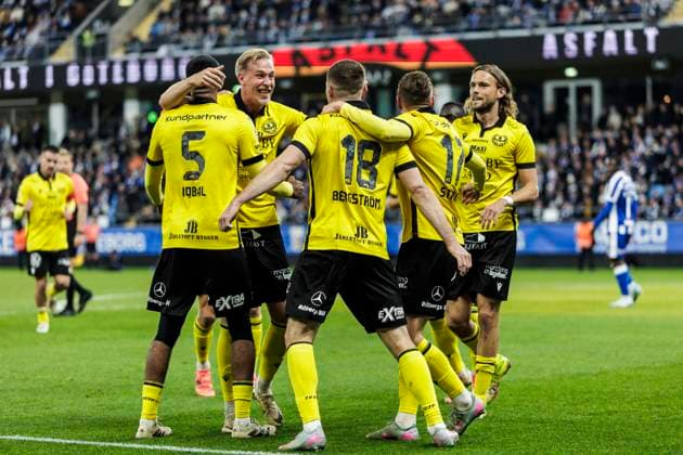 251020 Mjällbys Jacob Bergström cheers with teammates after 0-1 during the football match in Allsvenskan between IFK Göteborg and Mjällby on October 20, 2025 in Göteborg  Copyright: MICHAELxERICHSEN BB251020MI020
