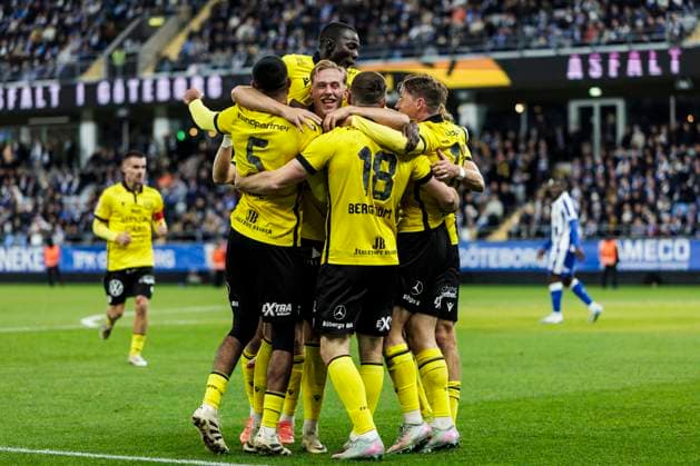 251020 Mjällbys Jacob Bergström cheers with teammates after 0-1 during the football match in Allsvenskan between IFK Göteborg and Mjällby on October 20, 2025 in Göteborg  Copyright: MICHAELxERICHSEN BB251020MI022