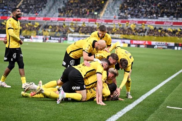 GÖTEBORG, SWEDEN 20251020 Cheers in Mjällby after goal 0 2 by Tom Pettersson during Mondays football match in the Allsvenskan between IFK Göteborg and Mjällby AIK at Gamla Ullevi GÖTEBORG SWEDEN x9200x  Copyright: xHannaxBrunlöf TTx ALLSVENSKAN GÖTEBORG-MJÄLLBY
