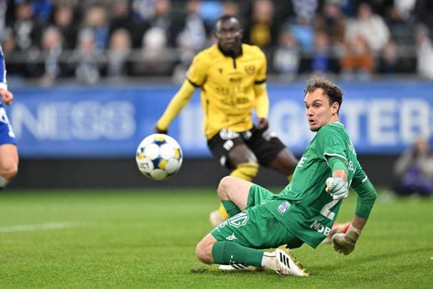 GÖTEBORG, SWEDEN 20251020 Gothenburg goalkeeper Elis Bishesari during Mondays Allsvenskan soccer match between IFK Göteborg and Mjällby AIF at Gamla Ullevi GÖTEBORG SWEDEN x9200x  Copyright: xBjörnxLarssonxRosvall TTx ALLSVENSKAN GÖTEBORG-MJÄLLBY