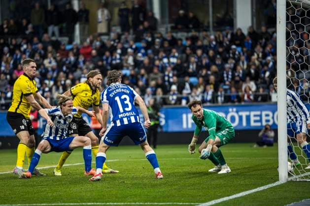 251020 Mjällbys Tom Pettersson scores 0 2 behind IFK Göteborgs goalkeeper Elis Bishesari during the football match in the Allsvenskan between IFK Göteborg and Mjällby on October 20, 2025 in Göteborg  Copyright: MICHAELxERICHSEN BB251020MI024