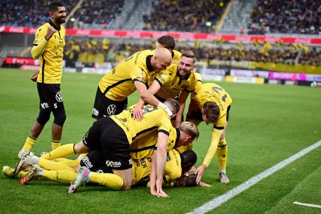 GOTHENBURG, SWEDEN 20251020 Jubilation in Mjällby after goal 0 2 by Tom Pettersson during Monday s football match in the Allsvenskan between IFK Göteborg and Mjällby AIK at Gamla Ullevi GÖTEBORG SWEDEN x9200x  Copyright: xHannaxBrunlöf TTx ALLSVENSKAN GOTHENBURG-MJÄLLBY