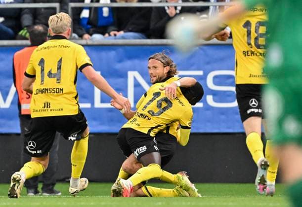 GOTHENBURG, SWEDEN 20251020 Mjällby s Tom Pettersson center is congratulated after scoring 2 0 during Monday s Allsvenskan football match between IFK Göteborg and Mjällby AIF at Gamla Ullevi GÖTEBORG SWEDEN x9200x  Copyright: xBjörnxLarssonxRosvall TTx ALLSVENSKAN GOTHENBURG-MJÄLLBY