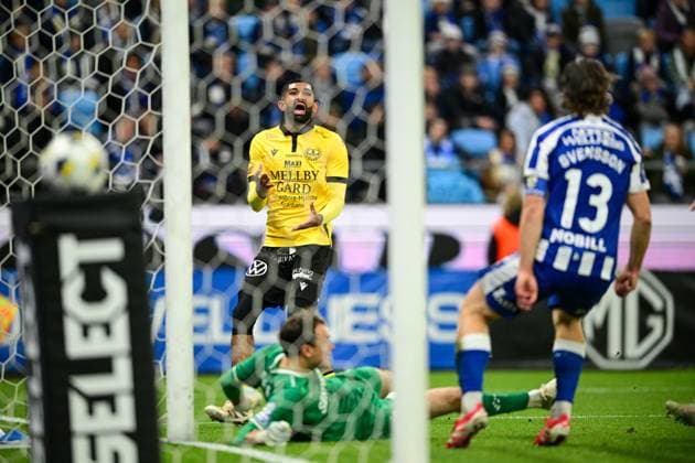 GOTHENBURG, SWEDEN 20251020 Mjällbys Abdullah Iqbal and IFK Gothenburgs Gustav Svensson see the ball go in when Mjällbys Jacob Bergström not in the picture scores 0-1 on IFG Gothenburgs goalkeeper Elis Bishesari during Mondays football match in the Swedish league between IFK Gothenburg and Mjällby AIK at Gamla Ullevi GOTHENBURG SWEDEN x9200x  Copyright: xHannaxBrunlöf TTx ALLSVENSKAN GÖTEBORG-MJÄLLBY