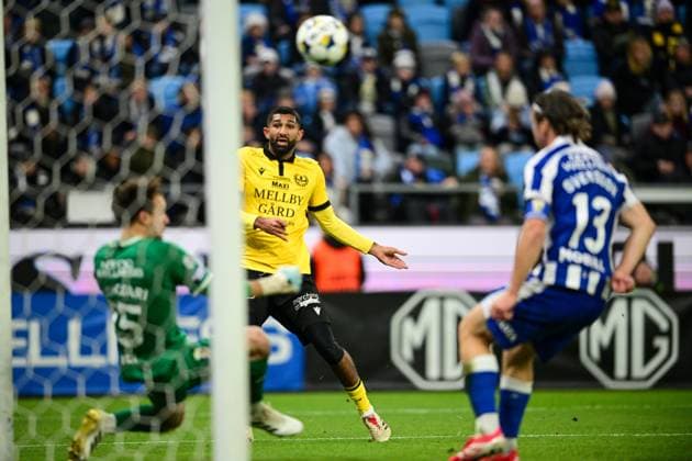 GOTHENBURG, SWEDEN 20251020 Mjällby s Abdullah Iqbal and IFK Göteborg s Gustav Svensson watch the ball go in as Mjällby s Jacob Bergström not pictured scores a 0 1 goal against IFG Göteborg s goalkeeper Elis Bishesari during Monday s Allsvenskan football match between IFK Göteborg and Mjällby AIK at Gamla Ullevi GÖTEBORG SWEDEN x9200x  Copyright: xHannaxBrunlöf TTx ALLSVENSKAN GOTHENBURG-MJÄLLBY