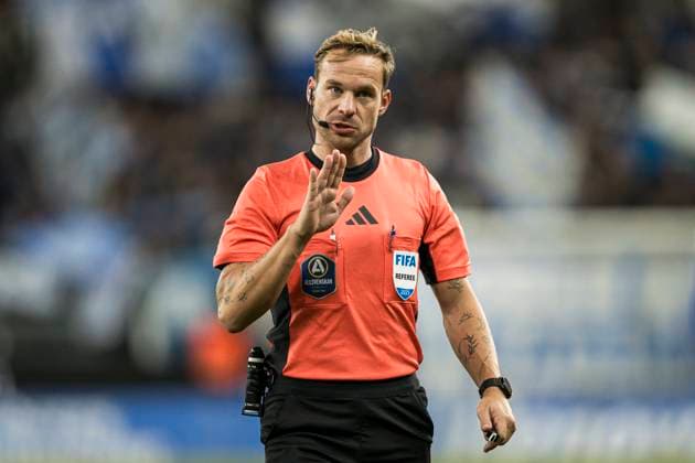251020 Referee Kristoffer Karlsson during the football match in Allsvenskan between IFK Göteborg and Mjällby on October 20, 2025 in Göteborg  Copyright: CARLxSANDIN BB251020CS024
