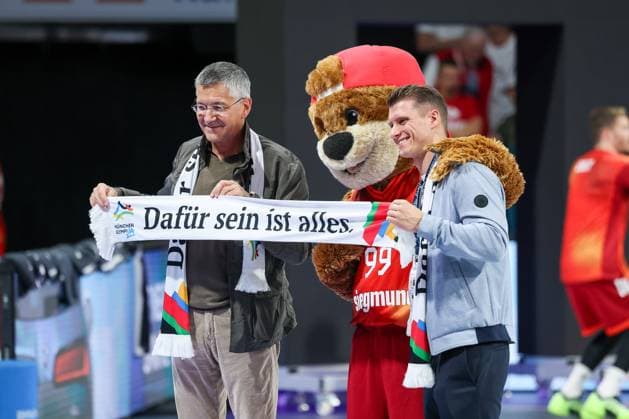 Herbert Hainer FC Bayern Muenchen, President with scarf for the Olympic vote in Munich, GER, FC Bayern Basketball vs Basketball Loewen Braunschweig, Basketball, BBL Pokal, Round of 16, Season 2025 2026, 20 10 2025, GER, FC Bayern Basketball vs Basketball Loewen Braunschweig, Basketball, BBL Pokal, Round of 16, Season 2025 2026, 20 10 2025 Muenchen Copyright: xEibner-Pressefoto JennixMaulx EP_JML