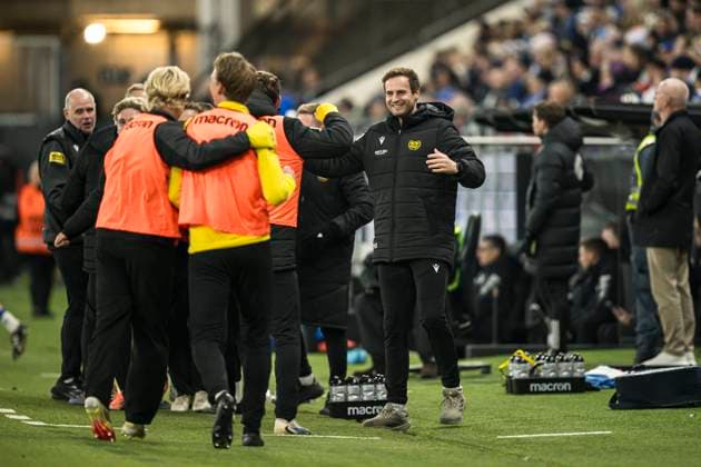 251020 Mjällbys assistant coach Karl Marius Aksum cheers after 0 2 during the football match in Allsvenskan between IFK Göteborg and Mjällby on October 20, 2025 in Göteborg  Copyright: CARLxSANDIN BB251020CS026