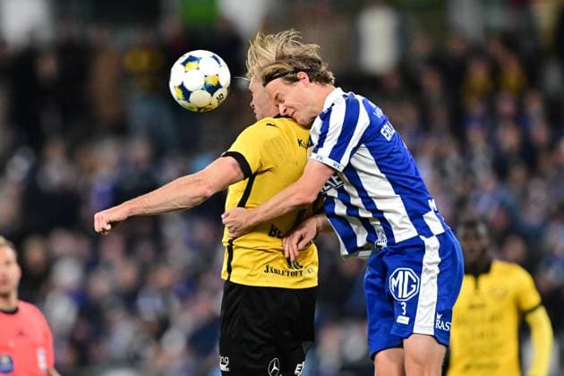 GÖTEBORG, SWEDEN 20251020 Mjällbys Jacob Bergström and Gothenburgs August Erlingmark in a head-to-head duel during Mondays football match in the Allsvenskan between IFK Göteborg and Mjällby AIF at Gamla Ullevi GÖTEBORG SWEDEN x9200x  Copyright: xBjörnxLarssonxRosvall TTx ALLSVENSKAN GÖTEBORG-MJÄLLBY