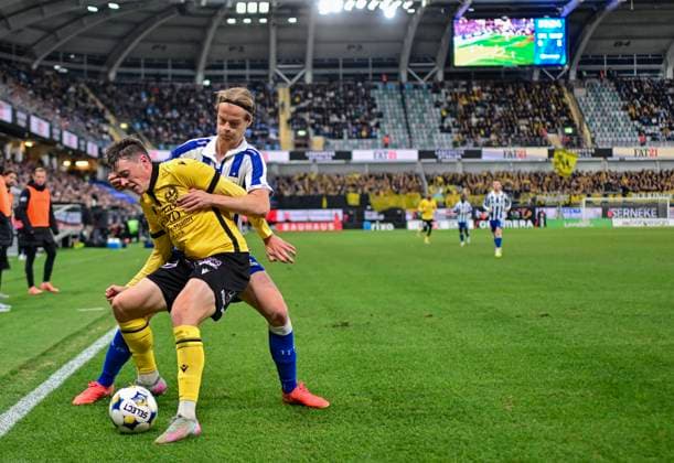 GÖTEBORG, SWEDEN 20251020 Mjällbys Elliot Stroud in close combat with Gothenburgs August Erlingmark during Mondays football match in the Allsvenskan between IFK Göteborg and Mjällby AIF at Gamla Ullevi GÖTEBORG SWEDEN x9200x  Copyright: xBjörnxLarssonxRosvall TTx ALLSVENSKAN GÖTEBORG-MJÄLLBY