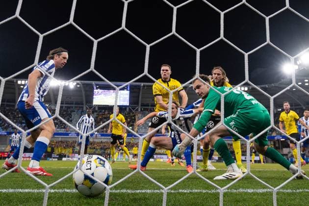 251020 Mjällbys Tom Pettersson scores 2 0 on IFK Göteborgs goalkeeper Elis Bishesari during the football match in Allsvenskan between IFK Göteborg and Mjällby on October 20, 2025 in Göteborg  Copyright: MICHAELxERICHSEN BB251020MI027