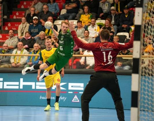 Tim Schaller Eulen Ludwigshafen, 06 on goal against Pascal Bochmann VfL Eintracht Hagen, 16 VfL Eintracht Hagen vs Eulen Ludwigshafen, Handball, 2 Bundesliga, Matchday 8, Season 2025 2026, 20 10 2025 VfL Eintracht Hagen vs Eulen Ludwigshafen, Handball, 2 Bundesliga, Matchday 8, Season 2025 2026, 20 10 2025 Hagen Copyright: xEibner-Pressefoto DamianxKruczynx EP_DKI