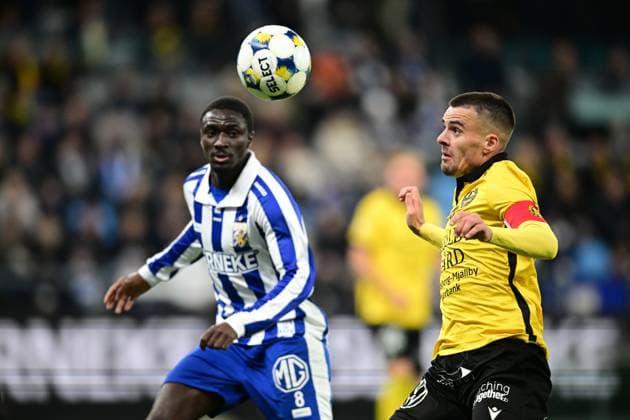 GÖTEBORG, SWEDEN 20251020 Gothenburgs Imam Jagne and Mjällbys captain Jesper Gustavsson during Mondays football match in the Allsvenskan between IFK Göteborg and Mjällby AIK at Gamla Ullevi GÖTEBORG SWEDEN x9200x  Copyright: xHannaxBrunlöf TTx ALLSVENSKAN GÖTEBORG-MJÄLLBY
