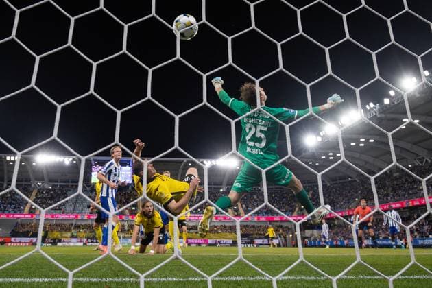 251020 Mjällbys Jacob Bergström shoots 0-1 at IFK Göteborgs goalkeeper Elis Bishesari during the football match in Allsvenskan between IFK Göteborg and Mjällby on October 20, 2025 in Göteborg  Copyright: MICHAELxERICHSEN BB251020MI028