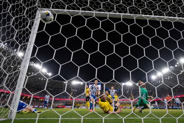 251020 Mjällbys Jacob Bergström shoots 0-1 at IFK Göteborgs goalkeeper Elis Bishesari during the football match in Allsvenskan between IFK Göteborg and Mjällby on October 20, 2025 in Göteborg  Copyright: MICHAELxERICHSEN BB251020MI029