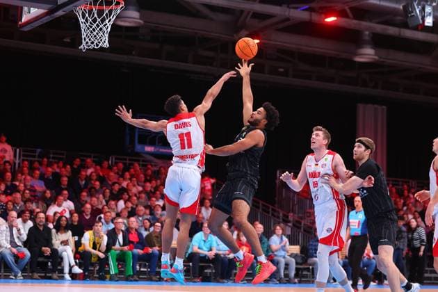 Shot by Silas Kaan Oriane Tuebingen in a duel with Timothy Nehemiah Davis Koeln RheinStars Koeln Tigers Tuebingen, Basketball, 2 Bundesliga ProA, 20 10 2025 RheinStars Koeln Tigers Tuebingen, Basketball, 2 Bundesliga ProA, 20 10 2025 Koeln Copyright: xEibner-Pressefotox EP_RWS
