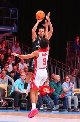 Shot by Isaiah Jevon Sanders Tuebingen against Maximilian Begue Koeln RheinStars Koeln Tigers Tuebingen, Basketball, 2 Bundesliga ProA, 20 10 2025 RheinStars Koeln Tigers Tuebingen, Basketball, 2 Bundesliga ProA, 20 10 2025 Koeln Copyright: xEibner-Pressefotox EP_RWS