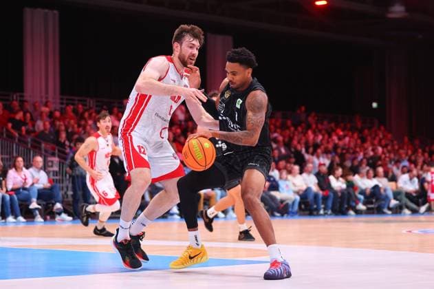 Bernard Joel Pelote III Tuebingen in a duel with Laurent Raphael Zoccoletti Koeln RheinStars Koeln Tigers Tuebingen, Basketball, 2 Bundesliga ProA, 20 10 2025 RheinStars Koeln Tigers Tuebingen, Basketball, 2 Bundesliga ProA, 20 10 2025 Koeln Copyright: xEibner-Pressefotox EP_RWS