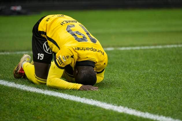 251020 Mjällbys Abdoulie Manneh is in pain during the football match in Allsvenskan between IFK Göteborg and Mjällby on October 20, 2025 in Göteborg  Copyright: MATHIASxBERGELD BB251020MB042