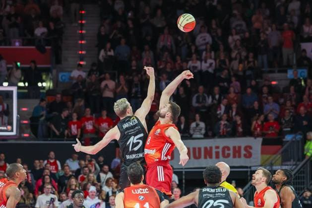 Tip Off, Leon Kratzer FC Bayern Basketball, 08 with Philipp Hartwich Basketball Loewen Braunschweig, 15 , GER, FC Bayern Basketball vs Basketball Loewen Braunschweig, Basketball, BBL Pokal, Round of 16, Season 2025 2026, 20 10 2025, GER, FC Bayern Basketball vs Basketball Loewen Braunschweig, Basketball, BBL Pokal, Round of 16, Season 2025 2026, 20 10 2025 Muenchen Copyright: xEibner-Pressefoto JennixMaulx EP_JML