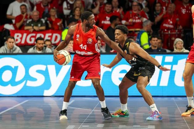 Kamar Baldwin FC Bayern Basketball, 44 with ball with Grant Sherfield Basketball Loewen Braunschweig, 25 , GER, FC Bayern Basketball vs Basketball Loewen Braunschweig, Basketball, BBL Pokal, Round of 16, Season 2025 2026, 20 10 2025, GER, FC Bayern Basketball vs Basketball Loewen Braunschweig, Basketball, BBL Pokal, Round of 16, Season 2025 2026, 20 10 2025 Munich Copyright: xEibner-Pressefoto JennixMaulx EP_JML