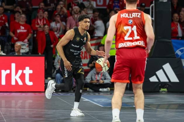 Adrian Worthy Basketball Loewen Braunschweig, 00 with ball, with Justuz Hollatz FC Bayern Basketball, 21 , GER, FC Bayern Basketball vs Basketball Loewen Braunschweig, Basketball, BBL Pokal, Round of 16, Season 2025 2026, 20 10 2025, GER, FC Bayern Basketball vs Basketball Loewen Braunschweig, Basketball, BBL Pokal, Round of 16, Season 2025 2026, 20 10 2025 Munich Copyright: xEibner-Pressefoto JennixMaulx EP_JML