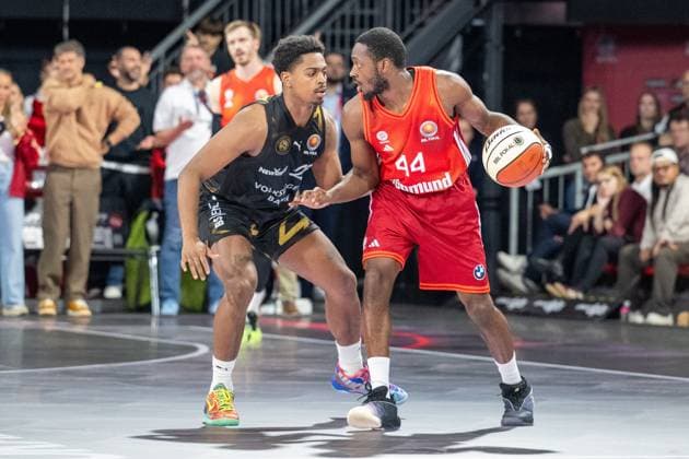 Sherfield G 25 Loewen Braunschweig in duel with Kamar Baldwin 44 FC Bayern Basketball , FC Bayern Basketball vs Basketball Loewen Braunschweig, BBL Pokal, Round of 16, 20 10 2025 Munich Bavaria Germany Copyright: xkolbert-press UlrichxGamelx