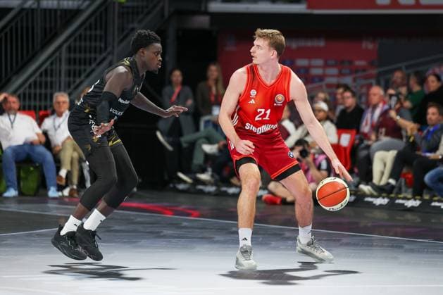 Justuz Hollatz FC Bayern Basketball, 21 with ball with Adrian Worthy Basketball Loewen Braunschweig, 00 , GER, FC Bayern Basketball vs Basketball Loewen Braunschweig, Basketball, BBL Pokal, Round of 16, Season 2025 2026, 20 10 2025, GER, FC Bayern Basketball vs Basketball Loewen Braunschweig, Basketball, BBL Pokal, Round of 16, Season 2025 2026, 20 10 2025 Munich Copyright: xEibner-Pressefoto JennixMaulx EP_JML