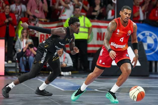 Xavier Rathan Mayes FC Bayern Basketball, 04 with Adrian Worthy Basketball Loewen Braunschweig, 00 , GER, FC Bayern Basketball vs Basketball Loewen Braunschweig, Basketball, BBL Pokal, Round of 16, Season 2025 2026, 20 10 2025, GER, FC Bayern Basketball vs Basketball Loewen Braunschweig, Basketball, BBL Pokal, Round of 16, Season 2025 2026, 20 10 2025 Munich Copyright: xEibner-Pressefoto JennixMaulx EP_JML