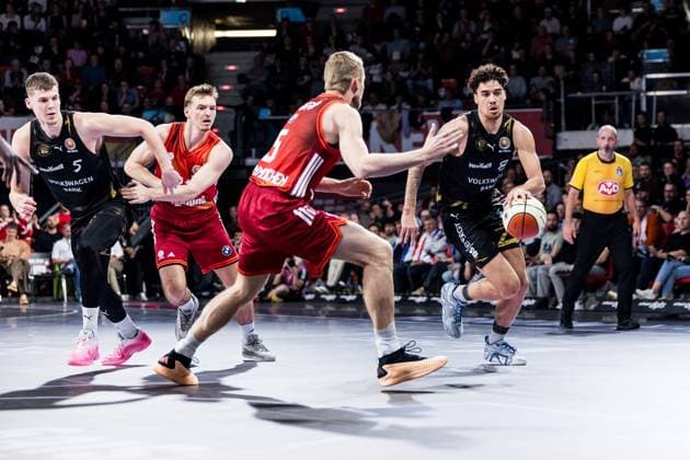 BBL Cup, FC Bayern Munich Basketball Lions Braunschweig 20 10 2025 Niels Giffey FC Bayern Munich, 5 , Joshua Obiesie Basketball Lions Braunschweig, 8 on the ball BBL Cup, FC Bayern Munich Basketball Lions Braunschweig Munich, BMW Park on 20 10 2025 Copyright: xBEAUTIFULxSPORTS Wunderlx