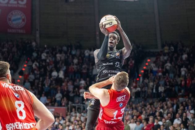 Njie B. 13 (Loewen Braunschweig) im Zweikampf mit Andreas Obst 13 (FC Bayern Basketball), FC Bayern Basketball vs. Basketball Loewen Braunschweig, BBL-Pokal, Achtelfinale, 20.10.2025 Muenchen Bayern Deutschland *** Njie B 13 Loewen Braunschweig in duel with Andreas Obst 13 FC Bayern Basketball , FC Bayern Basketball vs Basketball Loewen Braunschweig, BBL Cup, Round of 16, 20 10 2025 Munich Bavaria Germany Copyright: xkolbert-press UlrichxGamelx