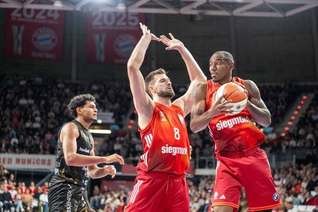 Leon Kratzer 8 FC Bayern Basketball screen Kamar Baldwin 44 FC Bayern Basketball, FC Bayern Basketball vs Basketball Loewen Braunschweig, BBL Pokal, Round of 16, 20 10 2025 Munich Bavaria Germany Copyright: xkolbert-press UlrichxGamelx