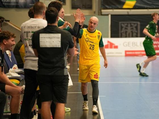 Hakon Dadi Styrmisson VfL Eintracht Hagen, 28 claps team after his goal VfL Eintracht Hagen vs Eulen Ludwigshafen, Handball, 2 Bundesliga, Matchday 8, Season 2025 2026, 20 10 2025 VfL Eintracht Hagen vs Eulen Ludwigshafen, Handball, 2 Bundesliga, Matchday 8, Season 2025 2026, 20 10 2025 Hagen Copyright: xEibner-Pressefoto DamianxKruczynx EP_DKI