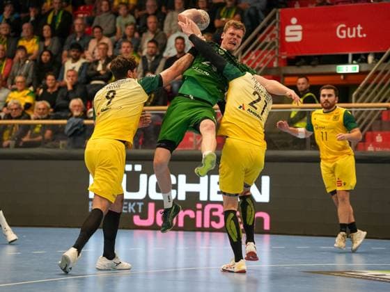 Friedrich Schmitt Eulen Ludwigshafen, 29 fouled by Tilman Proehl VfL Eintracht Hagen, 09 and Kim Voss Fels VfL Eintracht Hagen, 21 VfL Eintracht Hagen vs Eulen Ludwigshafen, Handball, 2 Bundesliga, Matchday 8, Season 2025 2026, 20 10 2025 VfL Eintracht Hagen vs Eulen Ludwigshafen, Handball, 2 Bundesliga, Matchday 8, Season 2025 2026, 20 10 2025 Hagen Copyright: xEibner-Pressefoto DamianxKruczynx EP_DKI