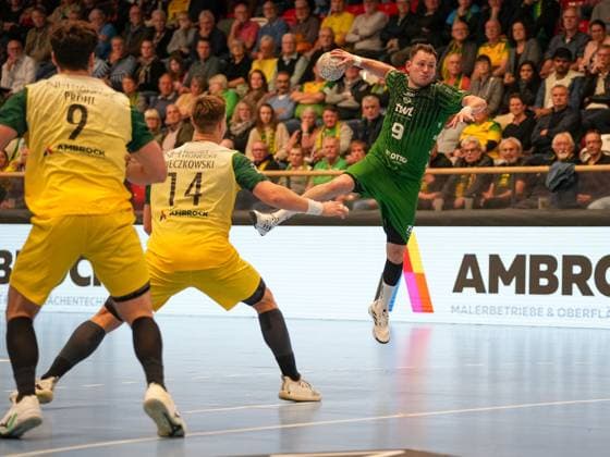 Marc Robin Eisel Eulen Ludwigshafen, 09 on a jump shot against Niclas Pieczkowski VfL Eintracht Hagen, 14 and Tilman Proehl VfL Eintracht Hagen, 09 VfL Eintracht Hagen vs Eulen Ludwigshafen, Handball, 2 Bundesliga, Matchday 8, Season 2025 2026, 20 10 2025 VfL Eintracht Hagen vs Eulen Ludwigshafen, Handball, 2 Bundesliga, Matchday 8, Season 2025 2026, 20 10 2025 Hagen Copyright: xEibner-Pressefoto DamianxKruczynx EP_DKI
