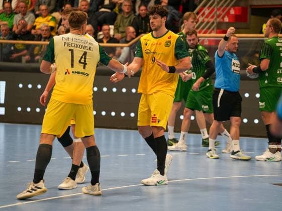 Tilman Proehl VfL Eintracht Hagen, 09 and Niclas Pieczkowski VfL Eintracht Hagen, 14 after successful defense VfL Eintracht Hagen vs Eulen Ludwigshafen, Handball, 2 Bundesliga, Matchday 8, Season 2025 2026, 20 10 2025 VfL Eintracht Hagen vs Eulen Ludwigshafen, Handball, 2 Bundesliga, Matchday 8, Season 2025 2026, 20 10 2025 Hagen Copyright: xEibner-Pressefoto DamianxKruczynx EP_DKI