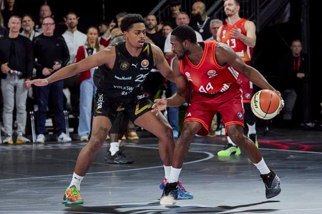 German Basketball BBL Cup, FC Bayern Munich Basketball vs Basketball Lions Braunschweig, Munich FC Bayern Basketball, Braunschweig Basketball Lions, 2025 10 20 in Munich BMW Park SHERFIELD Grant Basketball Lions Braunschweig Shooting Guard Nr 25 BRA25 , BALDWIN Kamar FC Bayern Basketball PG Nr44 FCBB44 sportworld Munich BMW Park Bayern Germany