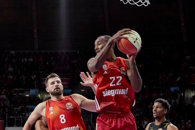 German Basketball BBL Cup, FC Bayern Munich Basketball vs Basketball Lions Braunschweig, Munich FC Bayern Basketball, Braunschweig Basketball Lions, 2025 10 20 in Munich BMW Park MIKE Isiaha FC Bayern Basketball PF Nr22 FCBB22 , KRATZER Leon FC Bayern Basketball C Nr8 FCBB8 sportworld Munich BMW Park Bayern Germany