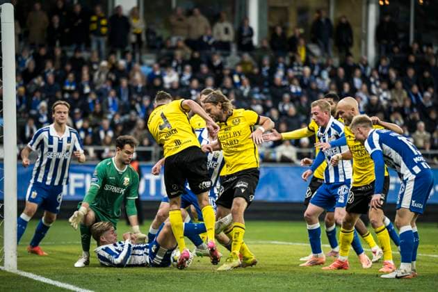 251020 IFK Göteborg goalkeeper Elis Bishesari and Felix Eriksson against Mjällbys Axel Norén and Tom Pettersson during the football match in Allsvenskan between IFK Göteborg and Mjällby on October 20, 2025 in Göteborg  Copyright: CARLxSANDIN BB251020CS032