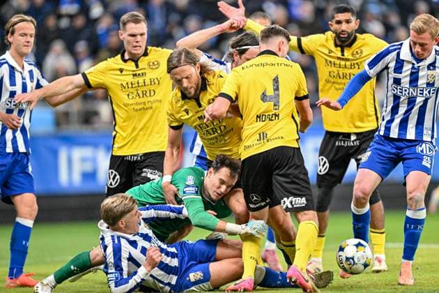 GÖTEBORG, SWEDEN 20251020 Messy in front of Gothenburgs goal Gothenburgs 26 Benjamin Brantlind manages to get the ball away at the last moment, during Mondays football match in the Allsvenskan between IFK Gothenburg and Mjällby AIF at Gamla Ullevi GÖTEBORG SWEDEN x9200x  Copyright: xBjörnxLarssonxRosvall TTx ALLSVENSKAN GÖTEBORG-MJÄLLBY