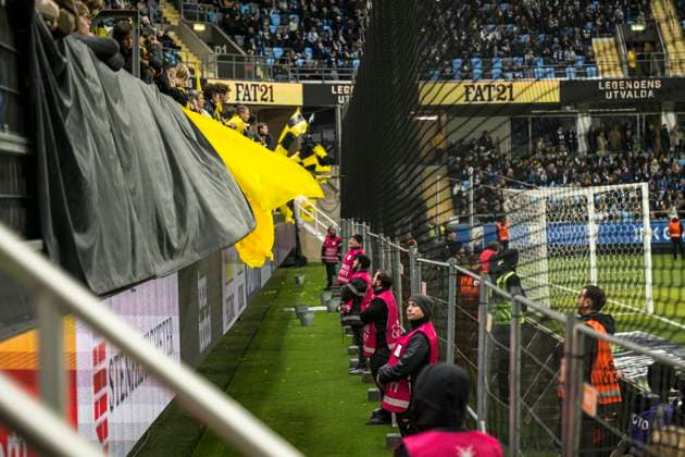 251020 Cast net and riot fence in front of Mjällbys supporters during the football match in Allsvenskan between IFK Göteborg and Mjällby on October 20, 2025 in Gothenburg  Copyright: CARLxSANDIN BB251020CS034