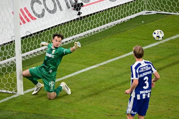 GÖTEBORG, SVERIGE 20251020 IFK Göteborgs malvakt Elis Bishesari gör en räddning under mandagens fotbollsmatch i allsvenskan mellan IFK Göteborg och Mjällby AIK pa Gamla Ullevi. GÖTEBORG SVERIGE x9200x  Copyright: xHannaxBrunlöf TTx ALLSVENSKAN GÖTEBORG-MJÄLLBY