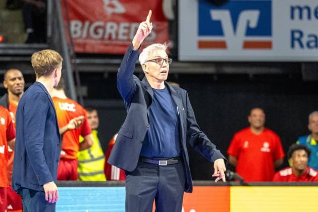 Head coach Gordon Herbert FC Bayern Basketball raises his finger, FC Bayern Basketball vs Basketball Loewen Braunschweig, BBL Cup, round of 16, 20 10 2025 Munich Bavaria Germany Copyright: xkolbert-press UlrichxGamelx