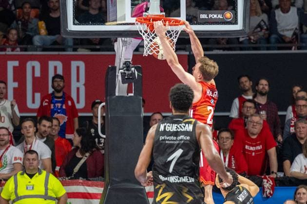 Justus Hollatz 21 FC Bayern Basketball , Dunk, FC Bayern Basketball vs Basketball Loewen Braunschweig, BBL Pokal, Round of 16, 20 10 2025 Munich Bavaria Germany Copyright: xkolbert-press UlrichxGamelx