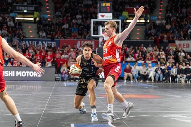 Obiesie J 8 Loewen Braunschweig in a duel with Justus Hollatz 21 FC Bayern Basketball , FC Bayern Basketball vs Basketball Loewen Braunschweig, BBL Pokal, Round of 16, 20 10 2025 Munich Bavaria Germany Copyright: xkolbert-press UlrichxGamelx