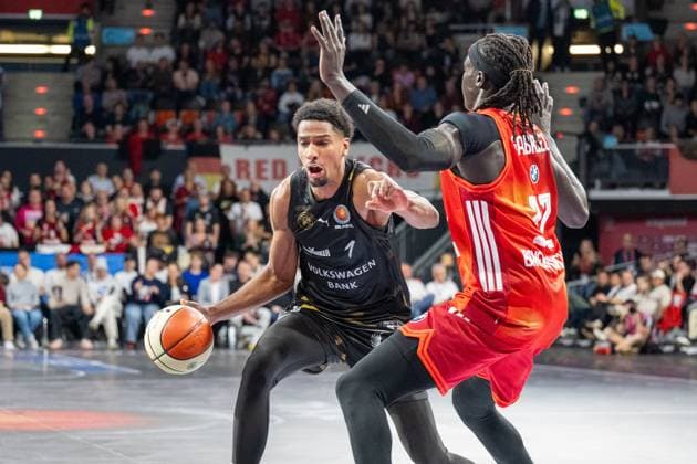 N Guessan D 1 Loewen Braunschweig in duel with Wenyen Gabriel 32 FC Bayern Basketball , FC Bayern Basketball vs Basketball Loewen Braunschweig, BBL Pokal, Round of 16, 20 10 2025 Munich Bavaria Germany Copyright: xkolbert-press UlrichxGamelx