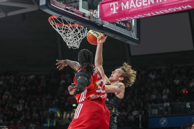 Benjamin Schroeder Basketball Loewen Braunschweig, 02 with ball at net in duel with Wenyen Gabriel FC Bayern Basketball, 32 , GER, FC Bayern Basketball vs Basketball Loewen Braunschweig, Basketball, BBL Pokal, Round of 16, Season 2025 2026, 20 10 2025, GER, FC Bayern Basketball vs Basketball Loewen Braunschweig, Basketball, BBL Pokal, Round of 16, Season 2025 2026, 20 10 2025 Munich Copyright: xEibner-Pressefoto JennixMaulx EP_JML