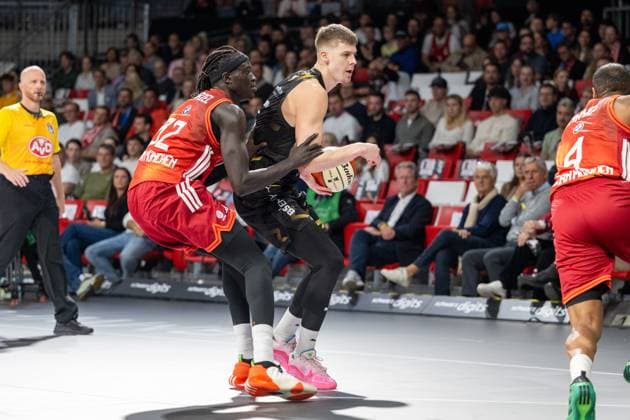 Wenyen Gabriel 32 FC Bayern Basketball in duel with Scuka L 5 Loewen Braunschweig , FC Bayern Basketball vs Basketball Loewen Braunschweig, BBL Pokal, Round of 16, 20 10 2025 Munich Bavaria Germany Copyright: xkolbert-press UlrichxGamelx